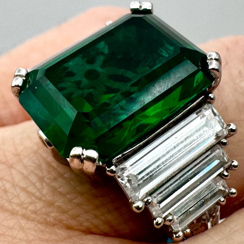 Emerald Green Silver Ring - Picture 3 of 10